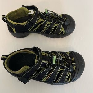 Keen Kids Youth Water Proof Hiking Trail Outdoor Sandals Green Black Size 1